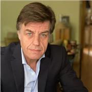 Persona seria, con mucho sentido del humor, con profundos conocimientos gramaticales de español. Hablo inglés.